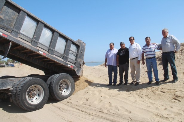 01.- Alcaldae Humberto Gutiérrez pone en marcha trabajos de reforzamiento del bordo en Pto. San Carlos, como medida preventiva ante amenaza de Huracán Bud..JPG