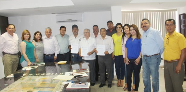 01.- En el marco de la sesión extraordinaria de cabildo No. 74, alcalde Humberto Gutiérrez entrega nombramientos a funcionarios que venian desempeñando como encargados la responsabil