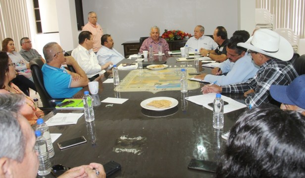 01.- Sec. Gral. del Ayuntamiento, Trinidad Cota Acosta encabeza reunión para la organización de la Expo Comondú 2018.