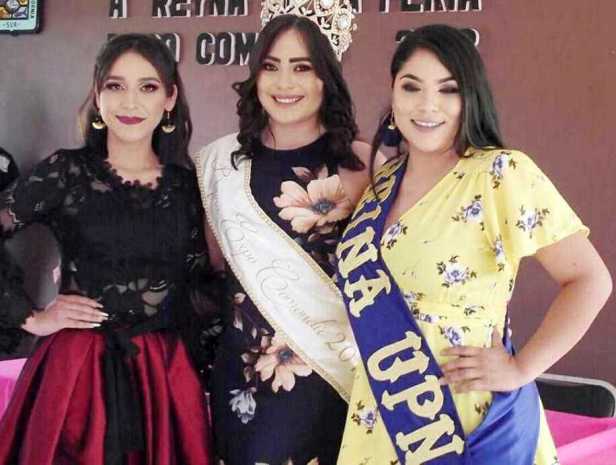 02.- Las dos aspirantes a ocupar la corona de la Expo Comondú 2018, con la actual soberana, Mariely I .