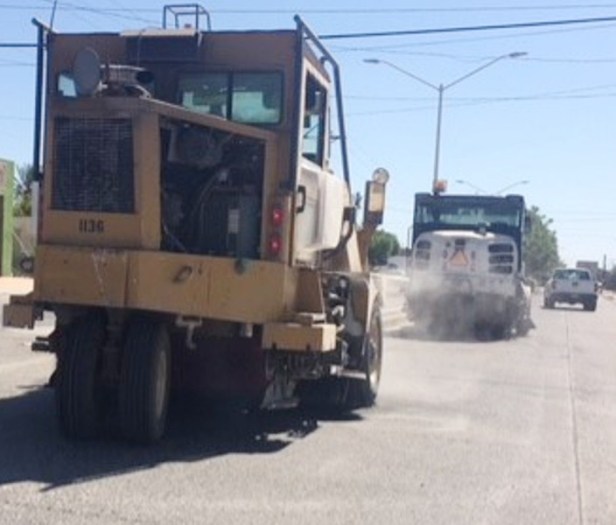 02.- Máquinas barredoras realizan trabajo permanente de limpieza en diversas avenidas de Cd. Constitución.