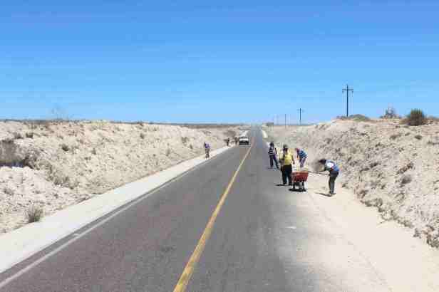 02.- Por gestión del alcalde Humberto Gutiérrez Gobierno Estatal trabaja en mantenimiento y rehabilitación de carreteras en Comondú..jpg