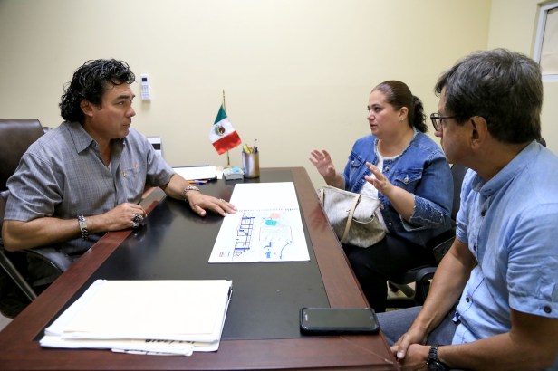 02 PRESENTAN PROYECTO PARA PUENTE PEATONAL DE CHEDRAUI SELECTO A MEGA COMERCIAL.JPG