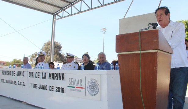 03.- Alcalde Humberto Gutiérrez reconoció labor de los marinos y su alto espitirú solidario con la sociedad, durante acto cívico por Día de La Marina.