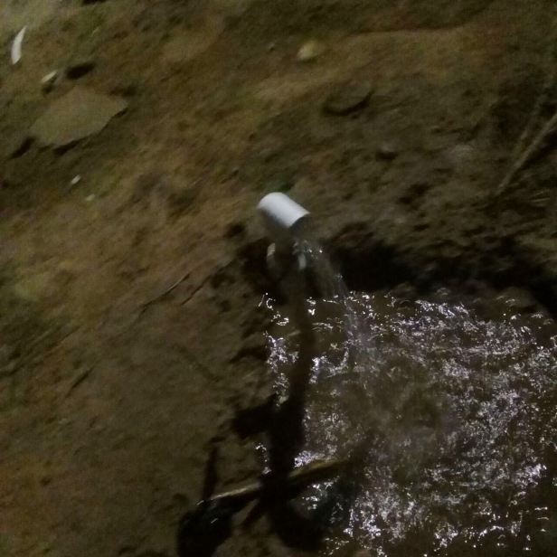03.- Ante altas temperaturas, SAPA recomienda cuidar el agua, además de supervisar que llegue a todas las colonias, como muestra la foto a media noche en col. San Isidro..JPG