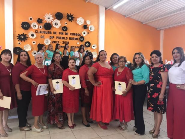 03.- DIF Pueblo Nuevo llevóa cabo clausura de cursos de Belleza, entregando constancias a egresadas..JPG