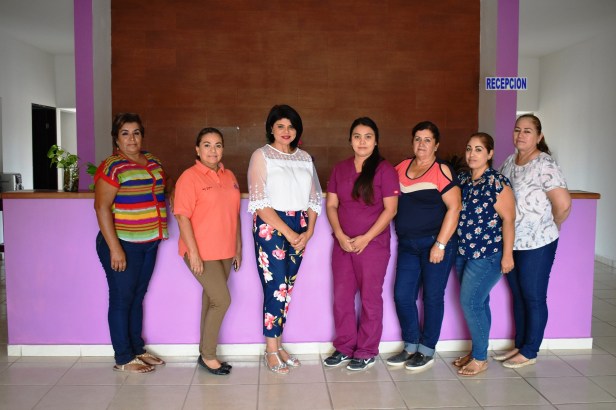 03.-La presidenta de DIF Laura Selene Gutierrez Amaya en su visita a la UBR con el personal  que le agradecio los trabajos  de rehabilitacion..JPG