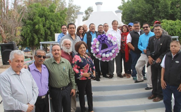 04.-Acompañado de  representantes de diversos medios de comunicación alcalde Humberto Gutiérrez encabeza guardia de honor y ofrenda floral en monuemto de Libertad de Expresión..JPG