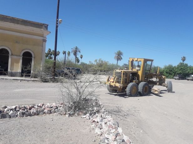 04.- Cumpliendo compromisos con sus habitantes, que hoy estan de fiesta, Ayuntamiento de Comondú rehabilita camino a San Luis Gonzaga.