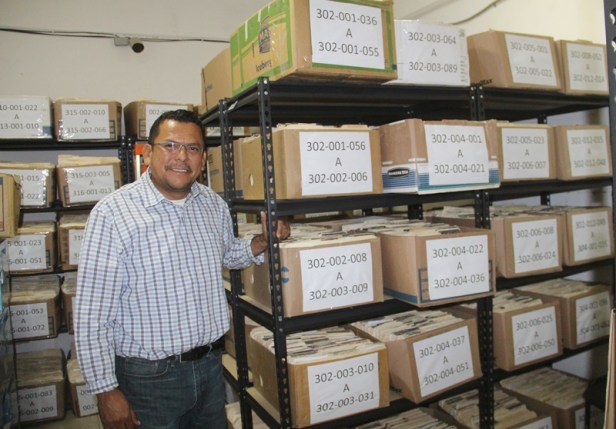 05.- Director de Catastro Ing. Noé Peralta muestra el avance  del programa de ordenamiento del archivo catastral, más funcional en todos los aspectos..JPG