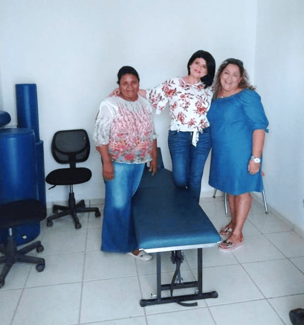 05.-La presidenta de DIF Laura Selene Gutierrez Amaya hizo entrega de camilla para área de rayo laser a la UBR (1)