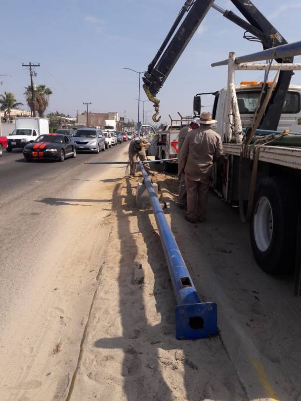 05 SERVICIOS PÚBLICOS REHABILITA LUMINARIAS SOBRE CARRETERA TRANSPENINSULAR.jpeg