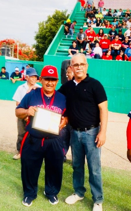 07.-En la inauguración del Campeonato Estatal de Beisbol, se entrega reconocimiento a beisbolitas que dejaron huella en Comondú.