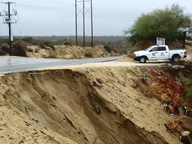 SE SOLICITA TRANSITAR CON PRECAUCIÓN POR DAÑOS Y DESLAVES OCASIONADOS POR LA TT BUD...jpeg