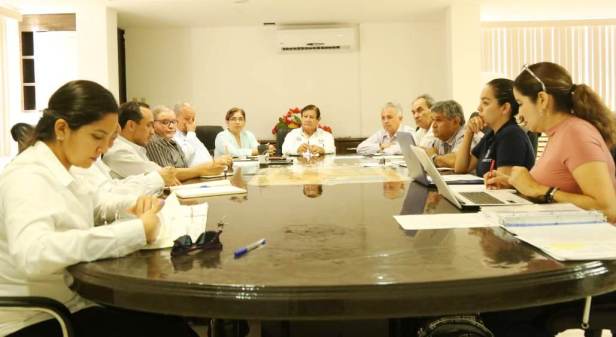 01.-Alcalde Humberto Gutiérrez encabeza reunión de seguimiento del proyecto de instalación de paneles solares para equipos de SAPA.