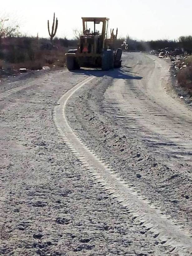 01.-Ayuntamiento de Comondú realiza mantenimiento permanente de caminos.