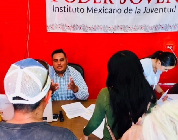 01.- Dirección del Instituto Municipal de la Juventud atiende a jóvenes estudiantes que requieren información sobre programa de apoyo de inscripción de nuevo ingreso.