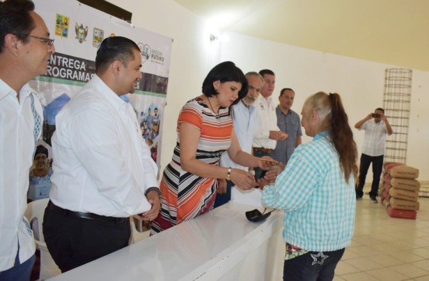 01.- La Presidenta de DIF, Laura Selene Gutiérrez encabeza entrega de apoyos de programas de piso firme y asistencia de vida en favor de 38 familias..jpg