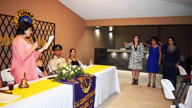 01.-La presidenta de DIF señora Laura Selene Gutierrez Amayac tomo la protesta a la nueva mesa Directiva del Club de Leones Colibri que preside Brenda Zermeño.