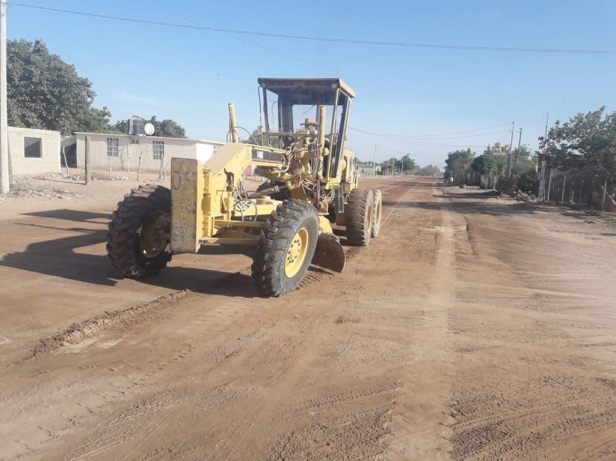 01.- Para evitar problemas de salud y molestias a vecinos, Ayuntamiento de Comondú relaiza regado y emparejado de aclles en Col. Vargas.