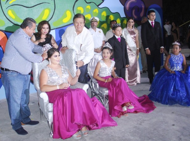 02.- Acompañado del titular de SEPADA, Andrés Cordoba, el alcalde, Manuel Humberto Gutiérrez corona a Dellalyn I como reina del XVI festival de la tortuga marina..JPG