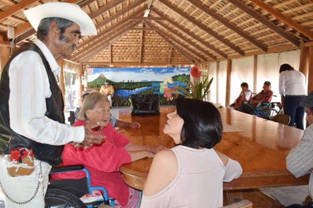 02.-La presidenta de DIF Laura Selene Gutierrez Amaya   atendiendo personalmente a los ancianos del Asilo Casa Hogar Alborada y cubriendo sus necesidades mas prioritarias..jpg