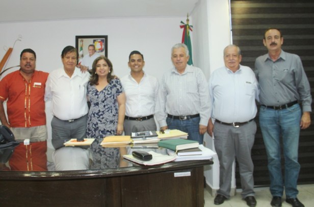 03.-Acompañado de integrantes del cabildo y funcionarios, el alcalde Humberto Gutiérrez firma convenio con empresa GPS Proyects, para el tratamiento sustentable de basura y desechos..JPG