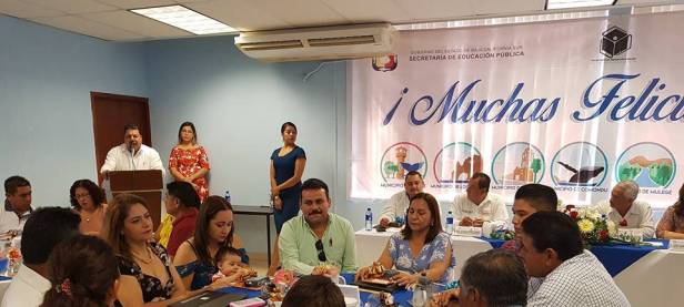 04.- el Regidor Plácido López refrendo el compromiso del gobierno Municipal en favor de la educación, durante la entrega de reconocimientos y  estímulos a personal de apoyo de SEP.jpg