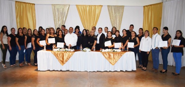 04.-Los egresados del Curso de Belleza  en I. Zaragoza con Presidenta de DIF y autoridades presentes al acto de clausura y entrega de constancias..jpg