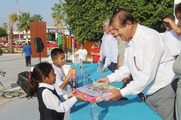 02.-Alcalde, Humberto Gutiérrez Briseño intercambia juguetes por juegos bélicos, a niños de escuelas primarias dentro de campaña Juguemos sin violencia..JPG