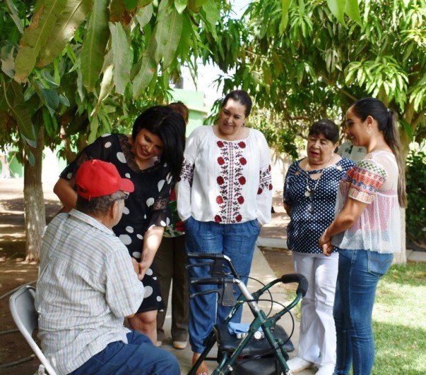 03-acompac3b1ada-de-la-presidenta-de-dif-municipal-laura-selene-gutierrez-amaya-la-sec3b1ora-gaby-de-mendoza-visito-el-asilo-de-ancianos.jpg