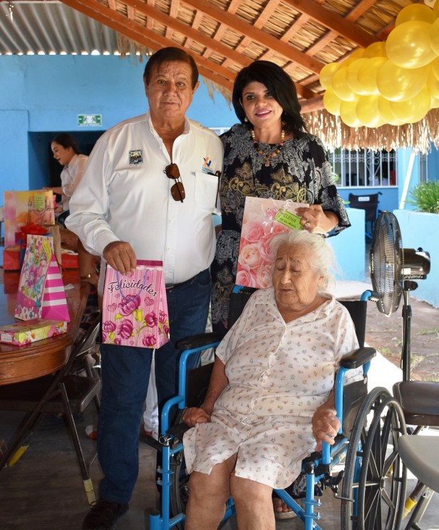 03.-El alcalde Humberto Gutierrez Briseño y su hija Laura Selene Gutierrez Amaya presidenta de DIF  durante el festejo a los abuelitos del asilo..jpg