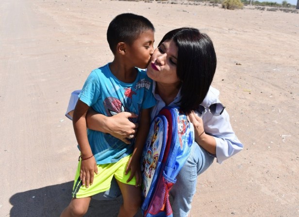 04.-El pequeño Tadeo le dio mucha alegria recibir a la presidenta de DIF en su colonia San Isidro Labrador.jpg