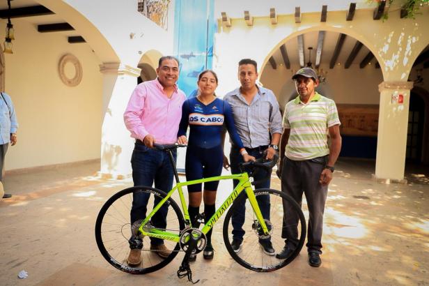 01 AGRADECE JOVEN CICLISTA, APOYO DEL PRESIDENTE MUNICIPAL.jpg