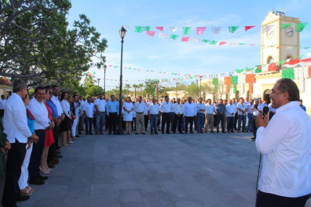 01 RECIBE ARTURO DE LA ROSA, EL RECONOCIMIENTO DE LOS SERVIDORES PÚBLICOS AL CONCLUIR LA ADMINISTRACIÓN.jpeg