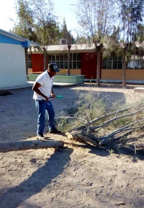02.-Como medida preventiva, para evitar accidentes por temporada de lluvia, Ayuntamiento de Comonddú apoya a instituciones educativas..jpg