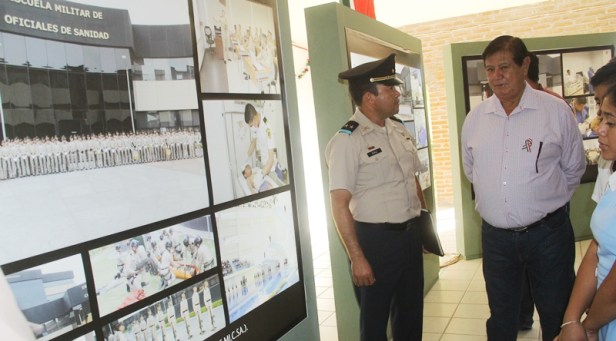 03.-Oficiales del 17, Reg. de Cab. motorizada realizan explicaciópn de exhibición fotográfica “Logros de la Presente Administración” (1).JPG