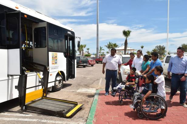 ENTREGA DIF MUNICIPAL CAMIÓN ESPECIAL PARA TRASLADAR A PERSONAS CON DISCAPACIDAD mv.jpg