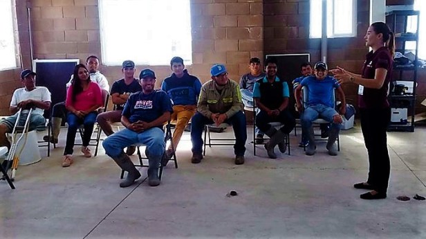 ISMUJERES PESCADORES RECIBEN PLÁTICAS.jpg