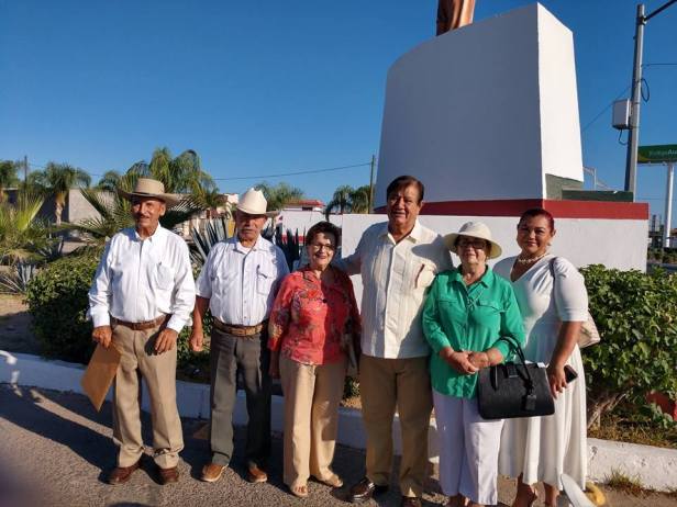pionero e hijos de pioneros presentes en el acto alusivo al 128 aniv. de natalicio del Gral Agustin Olachea Aviles.jpg