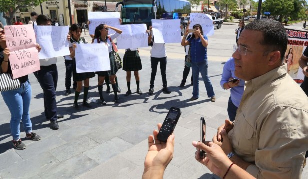 02 FOTO NOTA ATIENDE DIRECTOR DE SEGURIDAD PÚBLICA A FAMILIARES DE JOVENCITAS CON REPORTE DE DESAPARECIDAS..jpeg