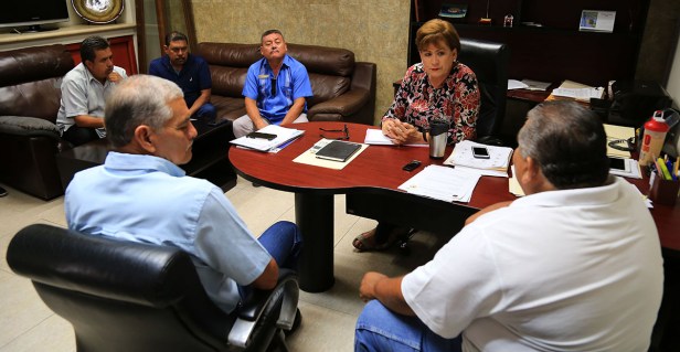 03 ATIENDE AYUNTAMIENTO DE LOS CABOS A REPRESENTANTES DE SITIO DE TAXIS..JPG