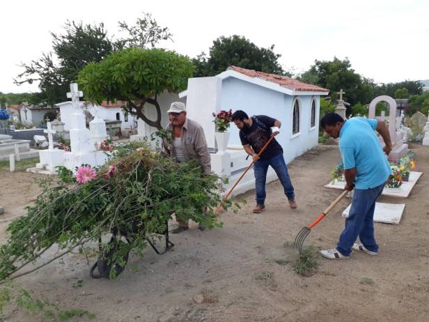 03 SERVICIOS PÚBLICOS REALIZA LIMPIEZA EN LOS PANTEONES DE CABO SAN LUCAS ..jpeg