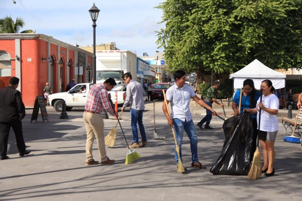 03 TRABAJAN AUTORIDADES MUNICIPALES Y LOCATARIOS EN REACTIVAR LA IMAGEN DEL CENTRO HISTÓRICO.jpeg