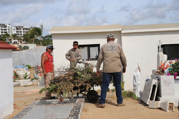 04 PANTEONES DE LOS CABOS PREPARADOS PARA EL DÍA DE MUERTOS.JPG