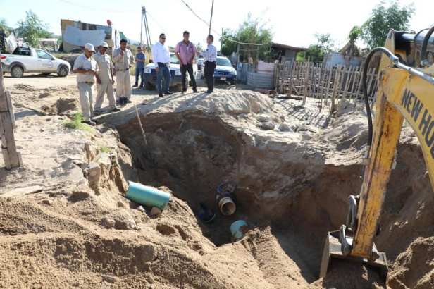 CONEXIONES CLANDESTINAS OCASIONAN RUPTURA DE ACUEDUCTO EN LOMAS DEL SOL..jpg
