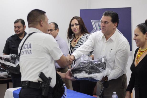 ENTREGA DE UNIFORMES (3).jpeg