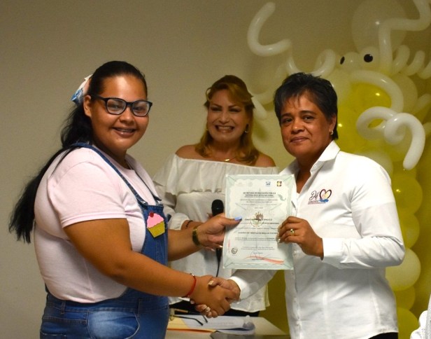 La directora de DIF Pueblo Nuevo Rosaura Alvarez, esta invitando al curso de mascadas y accesorios con apoyo de ICATEBCS ..JPG