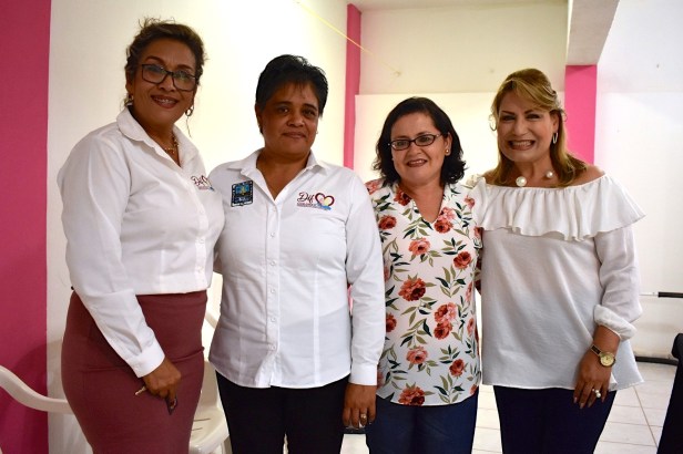 La presidente de DIF mUnicipal, Claudia Gonzalez Armenta  con Maria Elena Castro Terrazas, Coordinadora Regional de ICATEBCS y directoras de DIF.JPG