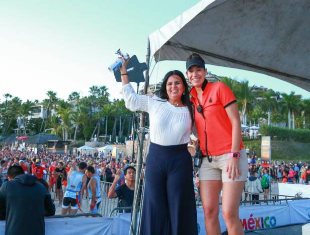 01 ABANDERA ALCALDESA ARMIDA CASTRO IRONMAN 70.3 LOS CABOS ....jpeg